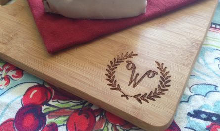 cutting board with bagel